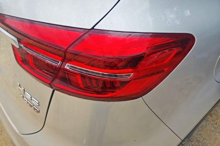 Used Hongqi HS5 2022 Facelifted Version 2.0T Smart Connect Flagship All-Wheel-Drive Edition Right Rear Taillight