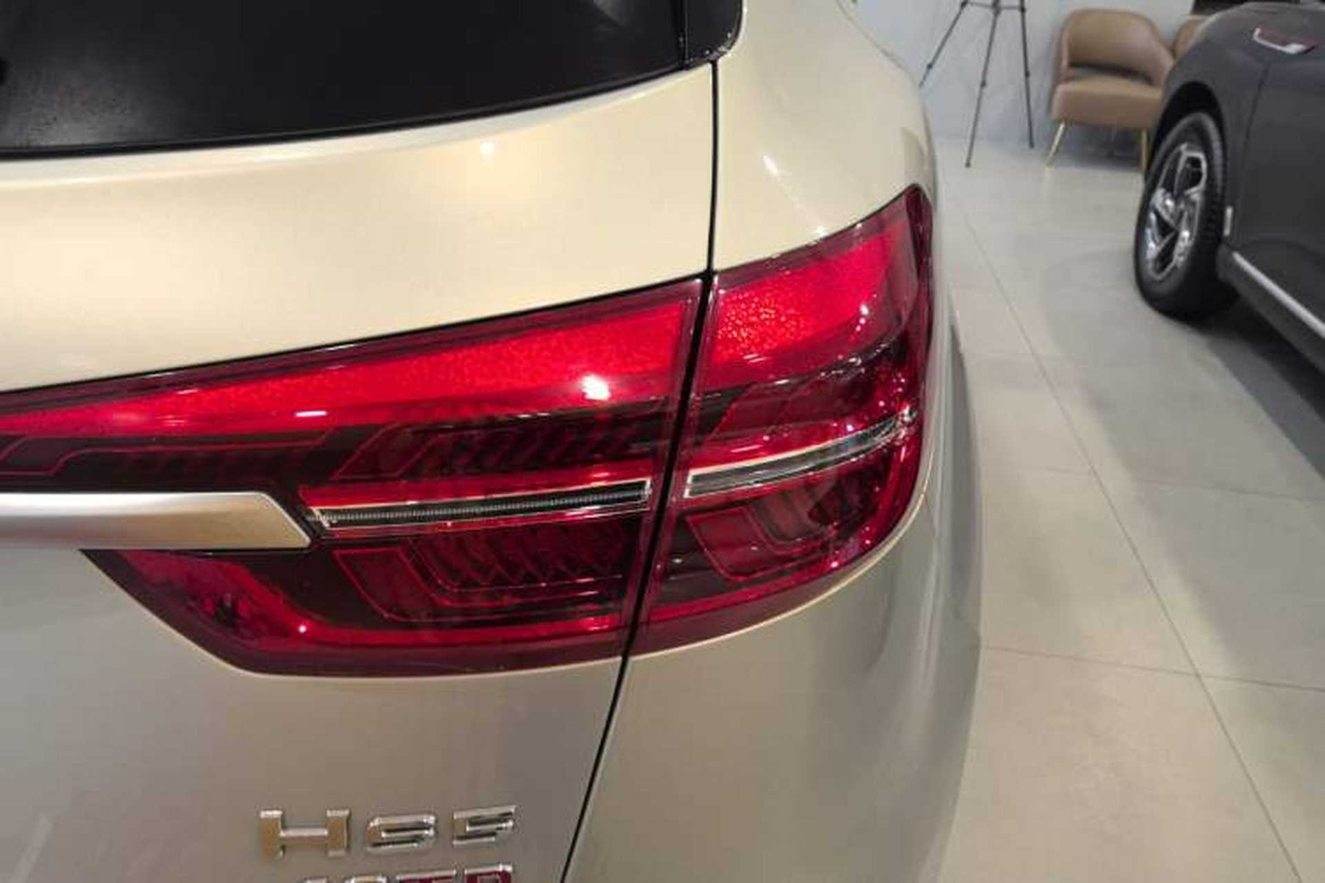 Used Hongqi HS5 2022 Facelifted Version 2.0T Smart Connect Flagship All-Wheel-Drive Edition Right Rear Taillight