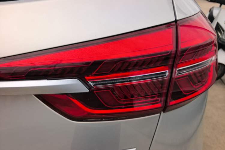 Used Hongqi HS5 2022 Facelifted Version 2.0T Smart Connect Flagship All-Wheel-Drive Edition Right Rear Taillight