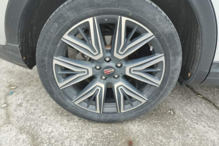 Used Hongqi HS5 2022 Facelifted Version 2.0T Smart Connect Flagship All-Wheel-Drive Edition Right Rear Wheel Hub