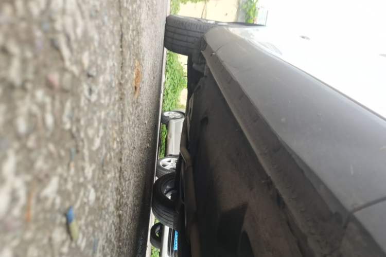Used Hongqi HS5 2022 Facelifted Version 2.0T Smart Connect Flagship All-Wheel-Drive Edition Right Side Sill
