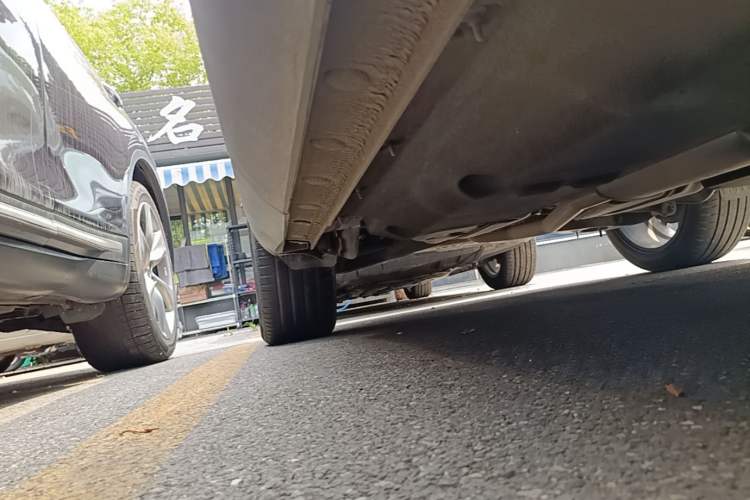 Used Hongqi HS5 2022 Facelifted Version 2.0T Smart Connect Flagship All-Wheel-Drive Edition Right Side Sill