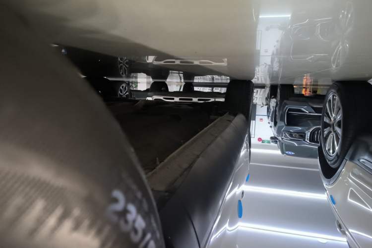 Used Hongqi HS5 2022 Revised Version 2.0T Smart Connect Flagship Edition Right Side Sill