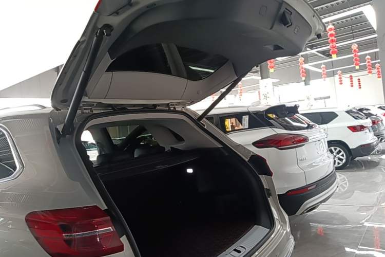 Used Hongqi HS5 2022 Facelifted Version 2.0T Smart Connect Flagship All-Wheel-Drive Edition Trunk