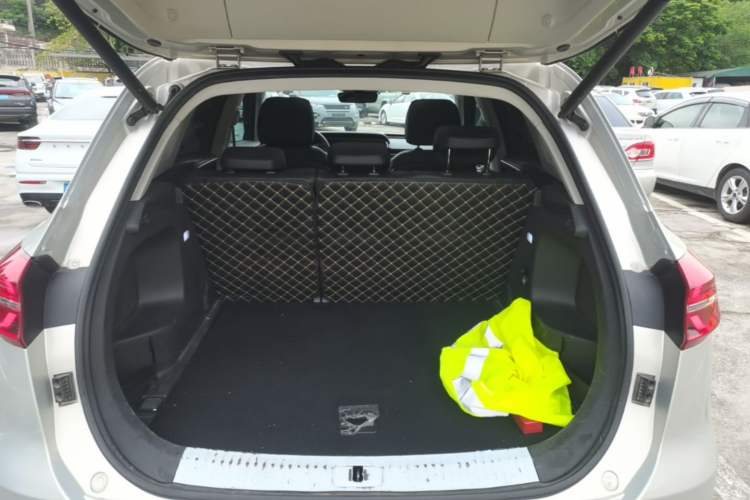 Used Hongqi HS5 2022 Facelifted Version 2.0T Smart Connect Flagship All-Wheel-Drive Edition Trunk