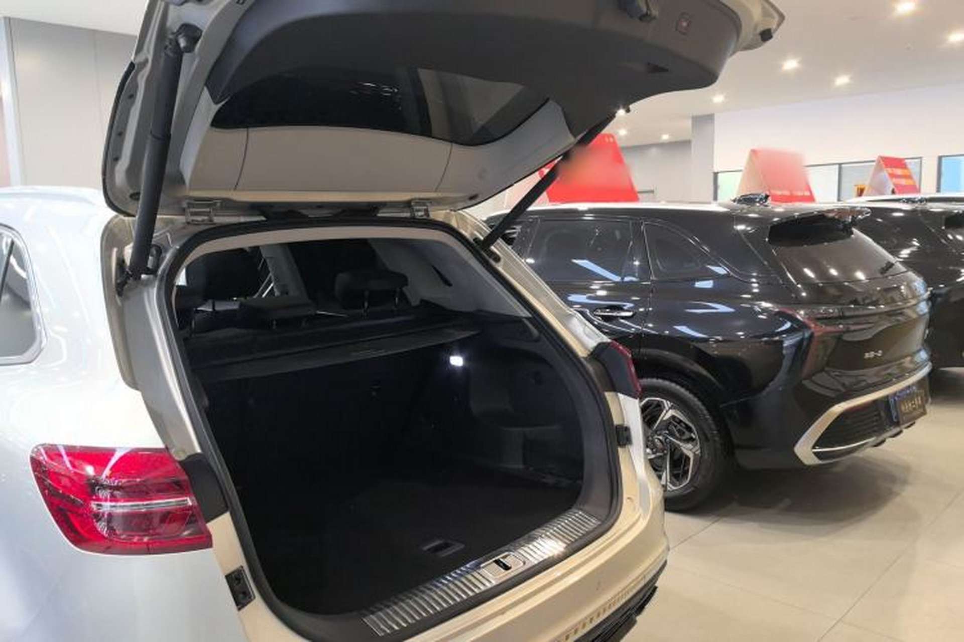 Used Hongqi HS5 2022 Facelifted Version 2.0T Smart Connect Flagship All-Wheel-Drive Edition Trunk