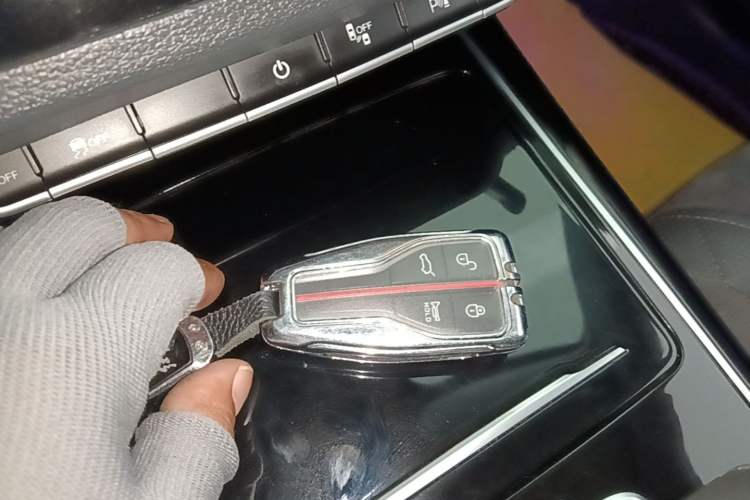 Used Hongqi HS5 2022 Facelifted Version 2.0T Smart Connect Flagship All-Wheel-Drive Edition Vehicle Key