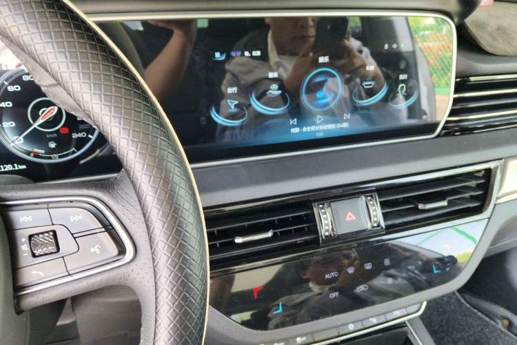 Used Hongqi HS5 2022 Revised Version 2.0T Smart Connect Flagship Edition Audio And AC Panel