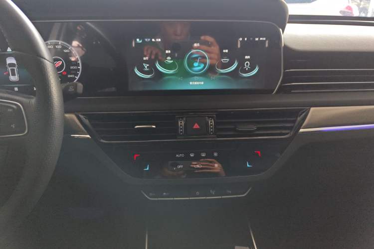 Used Hongqi HS5 2022 Revised Version 2.0T Smart Connect Flagship Edition Audio And AC Panel