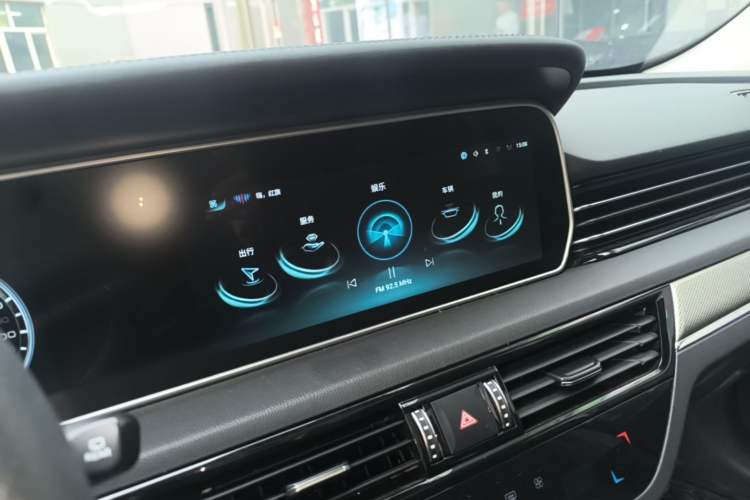Used Hongqi HS5 2022 Facelifted Version 2.0T Smart Connect Flagship All-Wheel-Drive Edition Audio And AC Panel