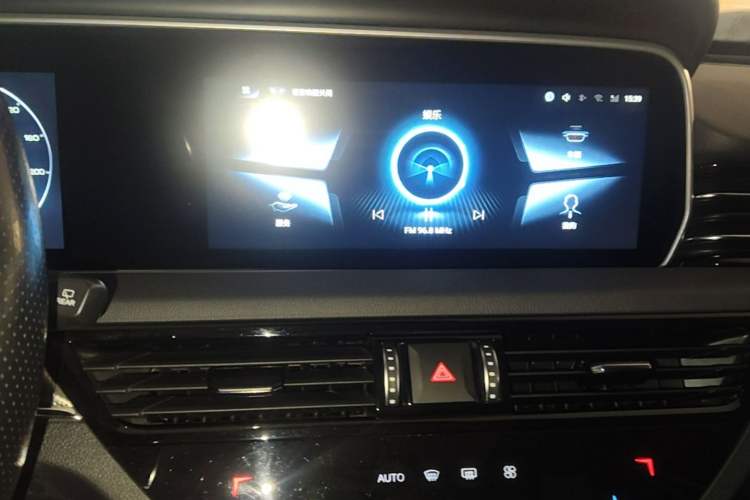 Used Hongqi HS5 2022 Facelifted Version 2.0T Smart Connect Flagship All-Wheel-Drive Edition Audio And AC Panel