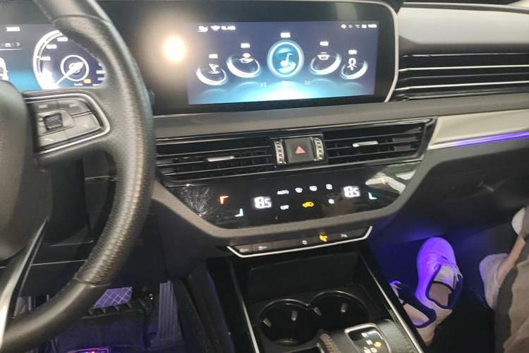 Used Hongqi HS5 2022 Facelifted Version 2.0T Smart Connect Flagship All-Wheel-Drive Edition Audio And AC Panel