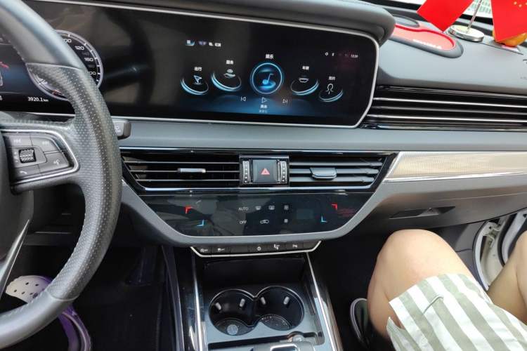 Used Hongqi HS5 2022 Facelifted Version 2.0T Smart Connect Flagship All-Wheel-Drive Edition Audio And AC Panel