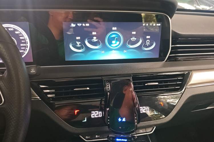 Used Hongqi HS5 2022 Revised Version 2.0T Smart Connect Flagship Edition Audio And AC Panel
