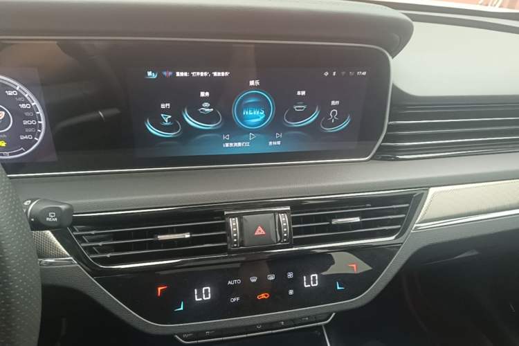 Used Hongqi HS5 2022 Revised Version 2.0T Smart Connect Flagship Edition Audio And AC Panel