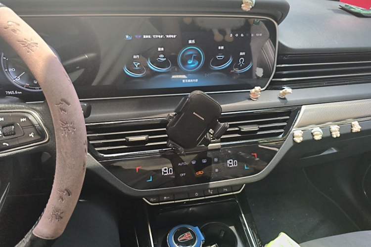 Used Hongqi HS5 2022 Revised Version 2.0T Smart Connect Flagship Edition Audio And AC Panel