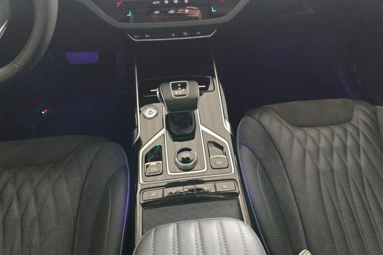 Used Hongqi HS5 2022 Revised Version 2.0T Smart Connect Flagship Edition Gear Lever