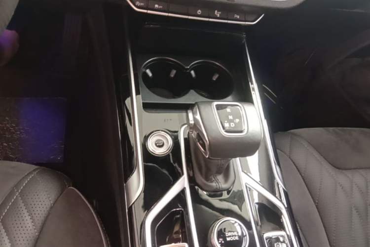 Used Hongqi HS5 2022 Facelifted Version 2.0T Smart Connect Flagship All-Wheel-Drive Edition Gear Lever