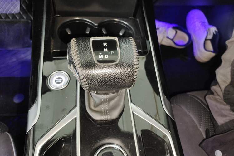Used Hongqi HS5 2022 Facelifted Version 2.0T Smart Connect Flagship All-Wheel-Drive Edition Gear Lever