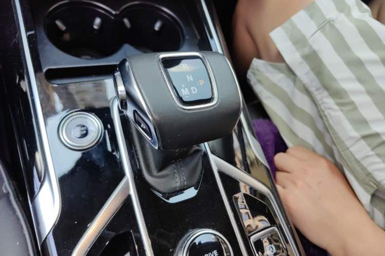 Used Hongqi HS5 2022 Facelifted Version 2.0T Smart Connect Flagship All-Wheel-Drive Edition Gear Lever