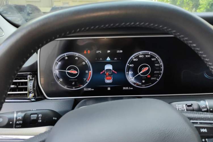 Used Hongqi HS5 2022 Facelifted Version 2.0T Smart Connect Flagship All-Wheel-Drive Edition Instrument Cluster