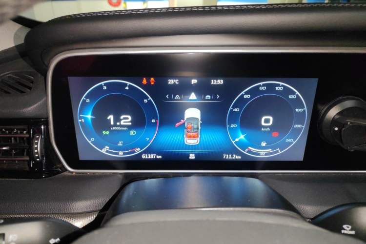 Used Hongqi HS5 2022 Facelifted Version 2.0T Smart Connect Flagship All-Wheel-Drive Edition Instrument Cluster