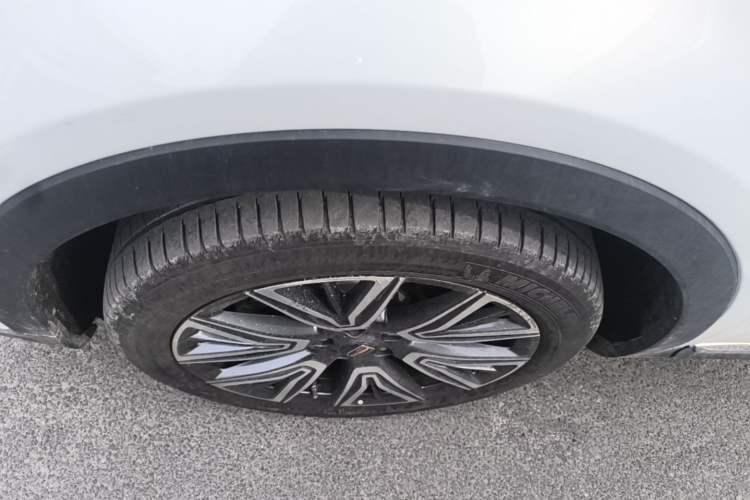 Used Hongqi HS5 2022 Facelifted Version 2.0T Smart Connect Flagship All-Wheel-Drive Edition Left Front Wheel Hub