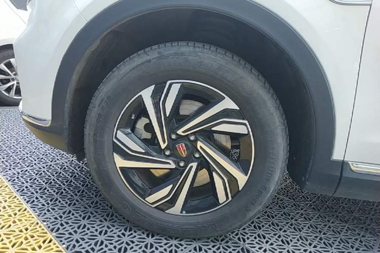 Used Hongqi HS5 2022 Revised Version 2.0T Smart Connect Flagship Edition Left Front Wheel Hub