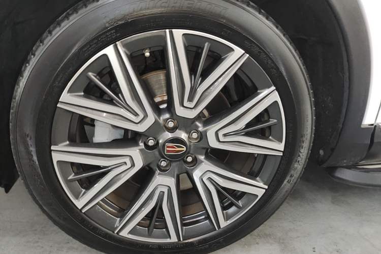Used Hongqi HS5 2022 Facelifted Version 2.0T Smart Connect Flagship All-Wheel-Drive Edition Left Front Wheel Hub