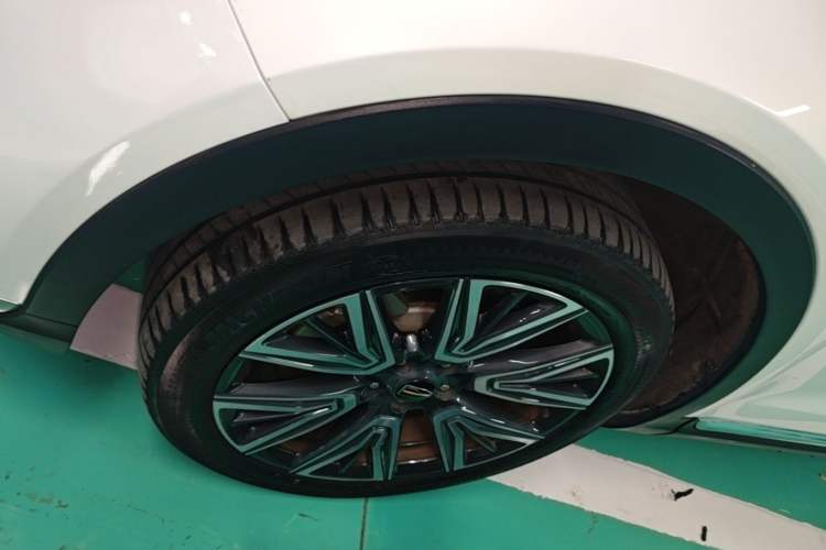Used Hongqi HS5 2022 Facelifted Version 2.0T Smart Connect Flagship All-Wheel-Drive Edition Left Front Wheel Hub