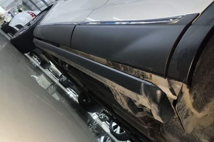 Used Hongqi HS5 2022 Facelifted Version 2.0T Smart Connect Flagship All-Wheel-Drive Edition Left Side Sill
