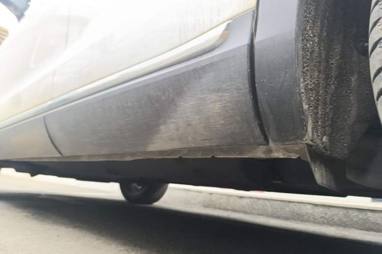Used Hongqi HS5 2022 Facelifted Version 2.0T Smart Connect Flagship All-Wheel-Drive Edition Left Side Sill