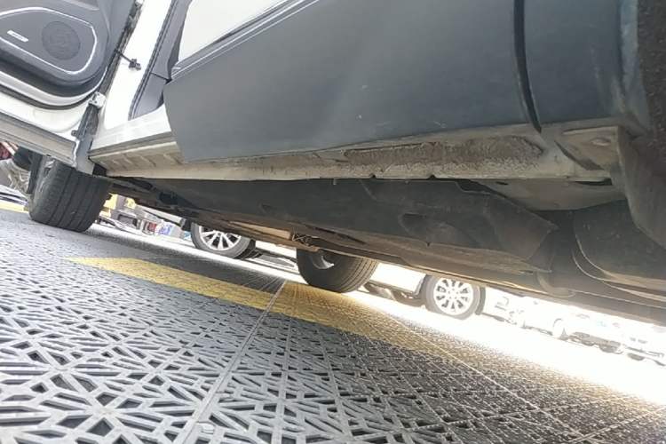 Used Hongqi HS5 2022 Revised Version 2.0T Smart Connect Flagship Edition Left Side Sill