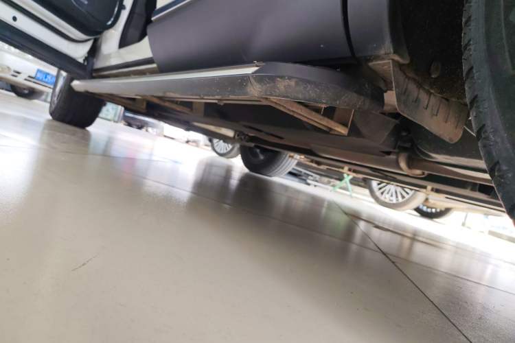Used Hongqi HS5 2022 Revised Version 2.0T Smart Connect Flagship Edition Left Side Sill