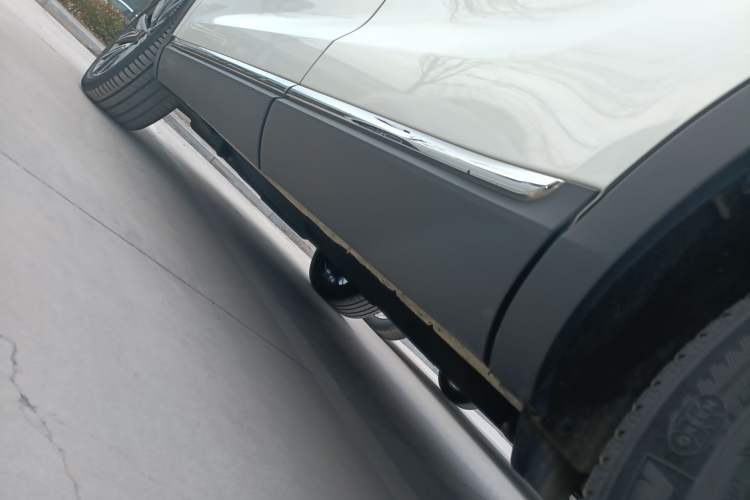 Used Hongqi HS5 2022 Facelifted Version 2.0T Smart Connect Flagship All-Wheel-Drive Edition Left Side Sill