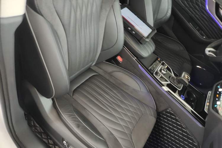 Used Hongqi HS5 2022 Facelifted Version 2.0T Smart Connect Flagship All-Wheel-Drive Edition Right Front Seat