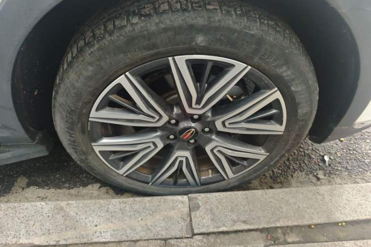 Used Hongqi HS5 2022 Facelifted Version 2.0T Smart Connect Flagship All-Wheel-Drive Edition Right Front Wheel Hub