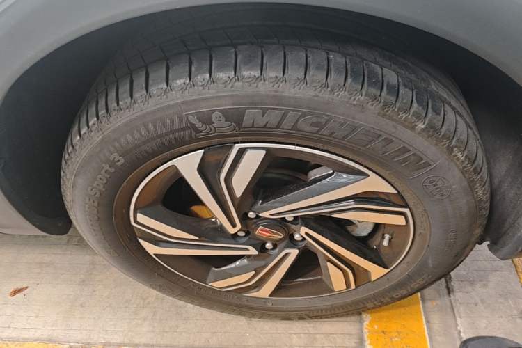 Used Hongqi HS5 2022 Revised Version 2.0T Smart Connect Flagship Edition Right Front Wheel Hub