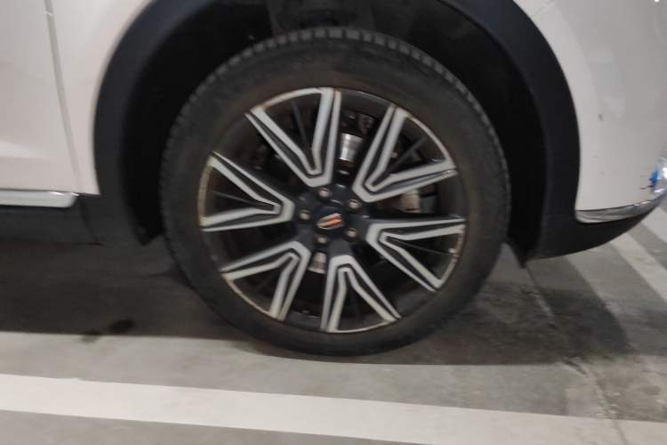 Used Hongqi HS5 2022 Facelifted Version 2.0T Smart Connect Flagship All-Wheel-Drive Edition Right Front Wheel Hub