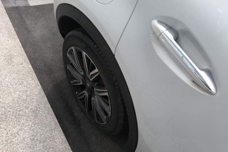 Used Hongqi HS5 2022 Facelifted Version 2.0T Smart Connect Flagship All-Wheel-Drive Edition Right Rear Wheel Hub