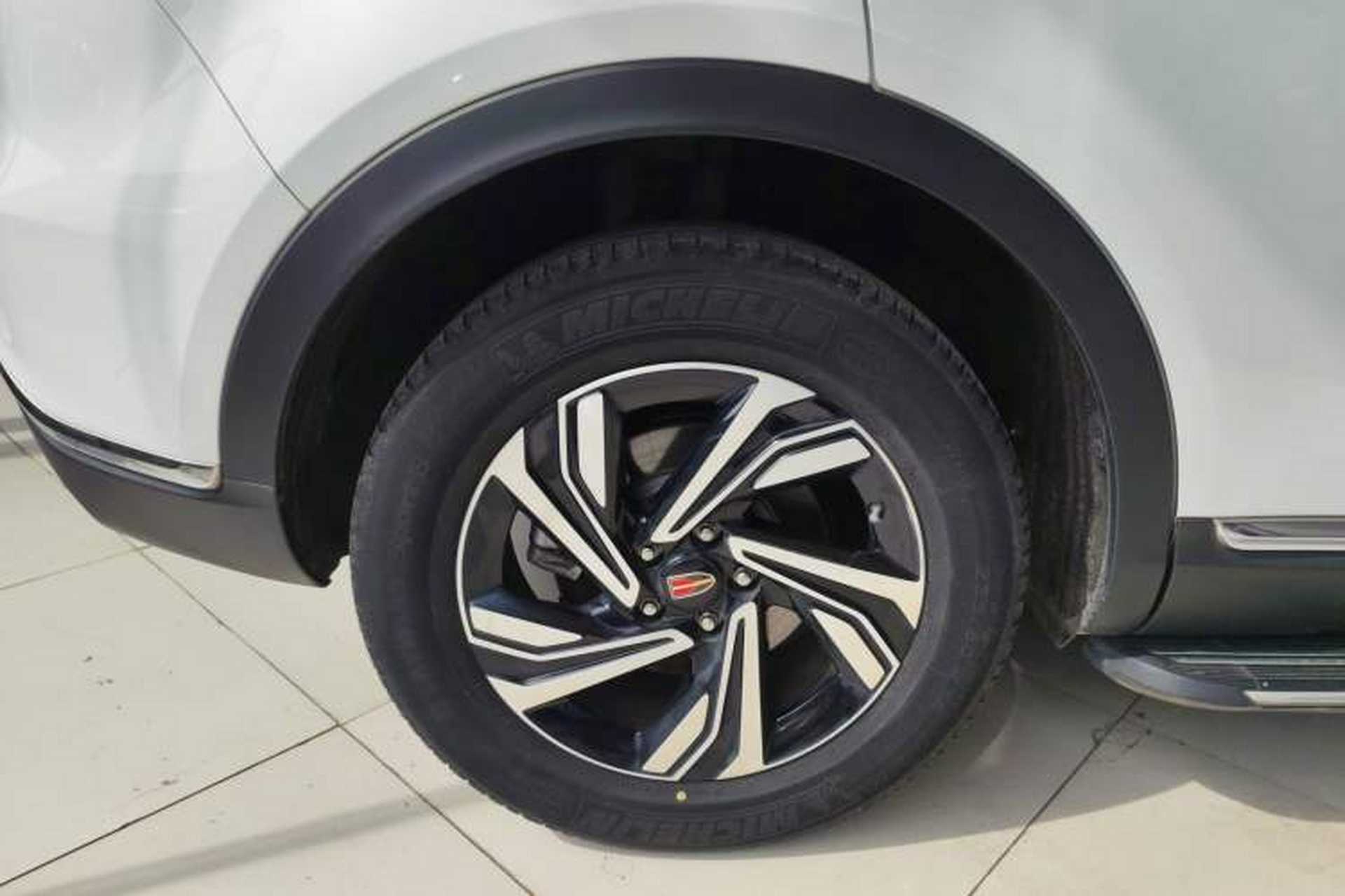 Used Hongqi HS5 2022 Revised Version 2.0T Smart Connect Flagship Edition Right Rear Wheel Hub