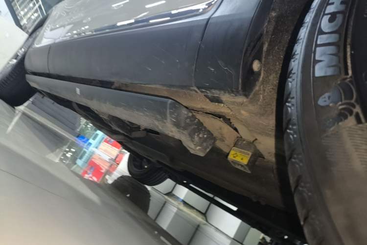 Used Hongqi HS5 2022 Facelifted Version 2.0T Smart Connect Flagship All-Wheel-Drive Edition Right Side Sill