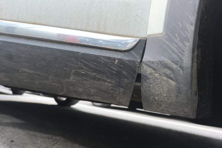 Used Hongqi HS5 2022 Facelifted Version 2.0T Smart Connect Flagship All-Wheel-Drive Edition Right Side Sill