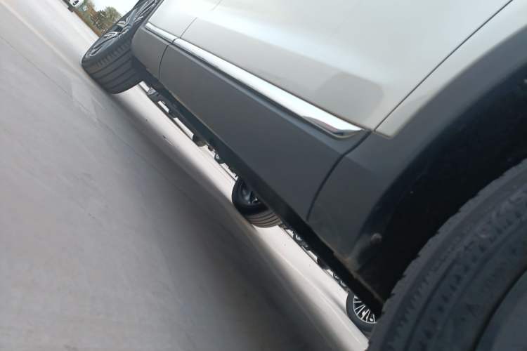 Used Hongqi HS5 2022 Facelifted Version 2.0T Smart Connect Flagship All-Wheel-Drive Edition Right Side Sill