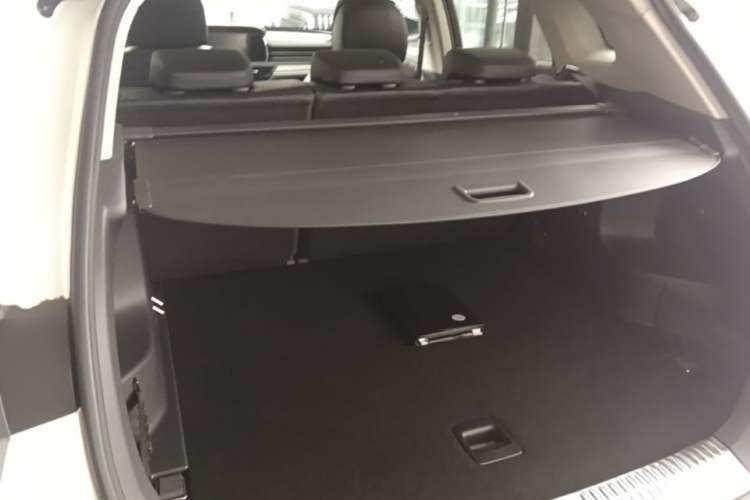 Used Hongqi HS5 2022 Facelifted Version 2.0T Smart Connect Flagship All-Wheel-Drive Edition Trunk