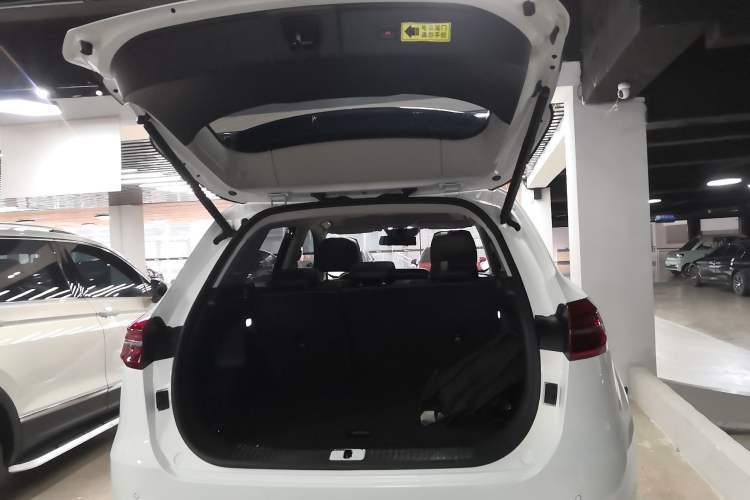 Used Hongqi HS5 2022 Revised Version 2.0T Smart Connect Flagship Edition Trunk
