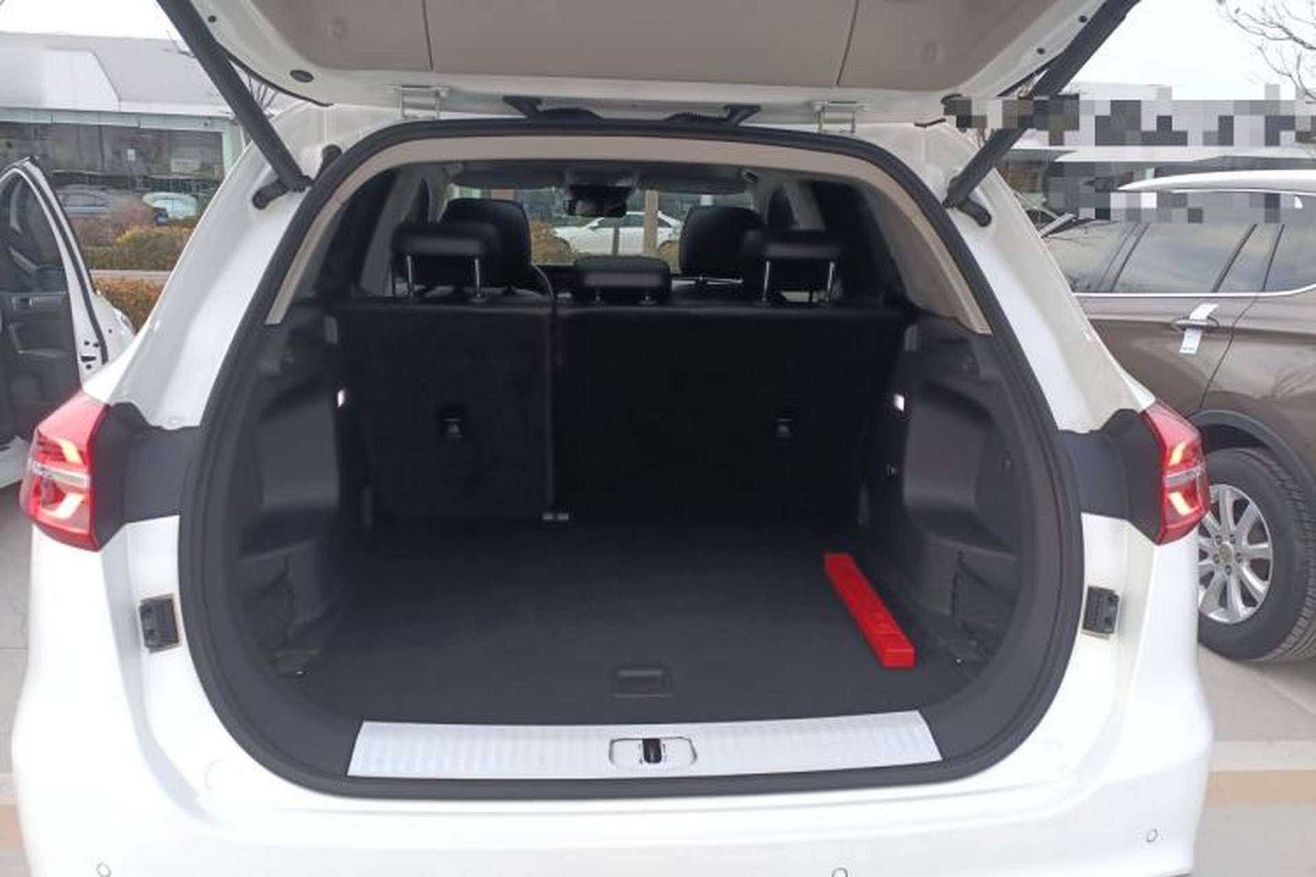 Used Hongqi HS5 2022 Facelifted Version 2.0T Smart Connect Flagship All-Wheel-Drive Edition Trunk