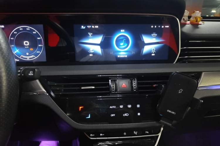 Used Hongqi HS5 2022 Revised Version 2.0T Smart Connect Flagship Edition Audio And AC Panel