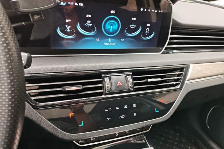 Used Hongqi HS5 2022 2.0T Smart Connect Flagship Edition Audio And AC Panel
