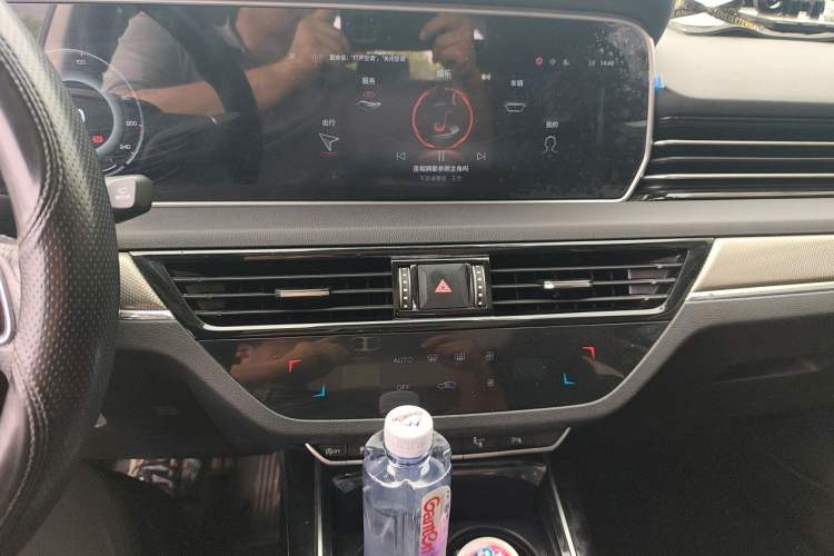 Used Hongqi HS5 2022 2.0T Smart Connect Flagship Edition Audio And AC Panel